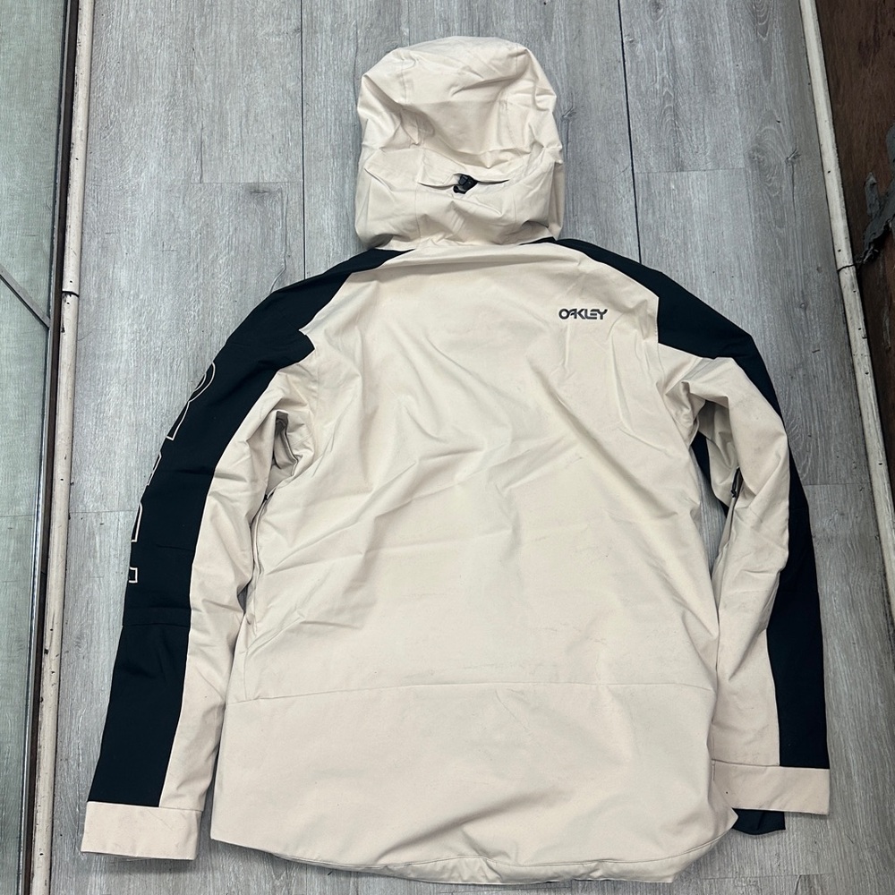 Oakley Men's Black and Cream Ski Jacket - Picture 13 of 14